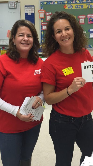 deux collaboratrices ADP en t-shirts rouges